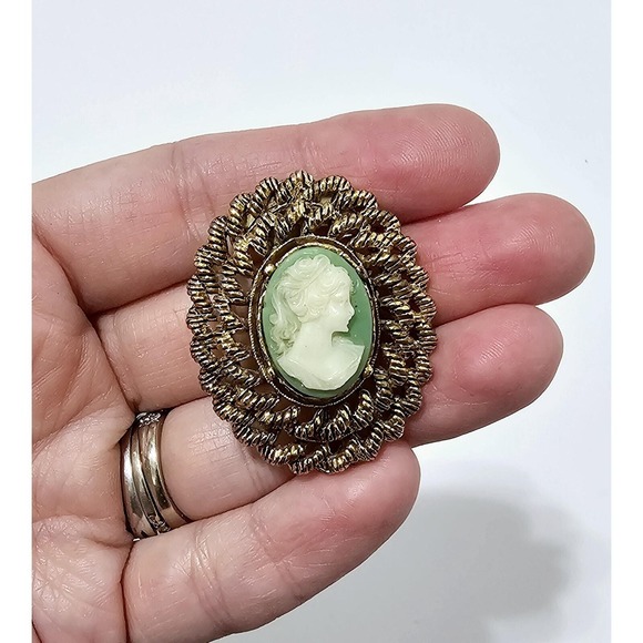 Vintage 1960s Green Cameo Brooch by Gerry's - Picture 9 of 9